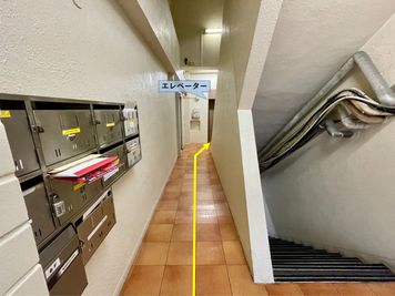【裏口から入り、つき当たりにエレベーターがあります。6階へお上がりください】 - 【閉店】TIME SHARING 五反田 MINAMI BLDG 6Aの入口の写真