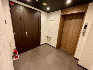 【6階に上がると、すぐ右に会議室入口ドアがあります】 - 【閉店】TIME SHARING 五反田 MINAMI BLDG 6Aの入口の写真