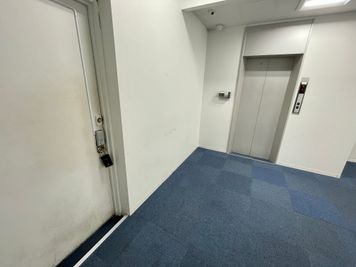 【会議室内・前方スペースの奥にあるエレベーターは、手前の非常扉についているキーボックスを使って操作出来ます。詳細は会議室内の案内をご覧ください】 - 【閉店】TIME SHARING 五反田 MINAMI BLDG 6Aの設備の写真