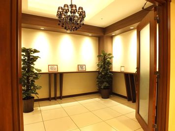 【広々としたエントランス有☆】 - 〈貸切スペース〉シャンクレール新宿 〈貸切スペース〉シャンクレール新宿　～バンケットホール～の入口の写真