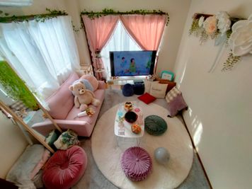 パーティ・誕生日会【コンビニ0分】オオノビル305「ロココ川口」 ハロウィン🎃2面採光✨ママ会👶優しい日差し💗癒し系スペースの室内の写真