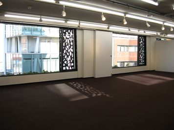 スライディングドアーを開けると、大きな窓から自然光を取り入れられます。ドアを閉じてご利用いただくこともできます。 - ギャラリーセンタービル　銀座洋協ホール 銀座洋協ホール の室内の写真