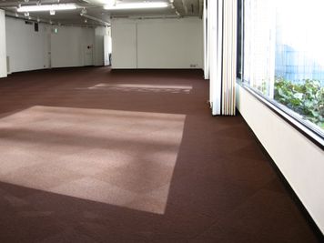 スライディングドアーを開けると、大きな窓から自然光を取り入れられます。ドアを閉じてご利用いただくこともできます。 - ギャラリーセンタービル　銀座洋協ホール 銀座洋協ホール の室内の写真