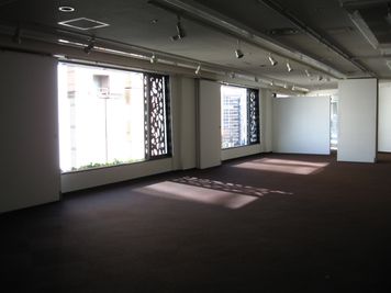 スライディングドアーを開けると、大きな窓から自然光を取り入れられます。ドアを閉じてご利用いただくこともできます。 - ギャラリーセンタービル　銀座洋協ホール 銀座洋協ホール の室内の写真