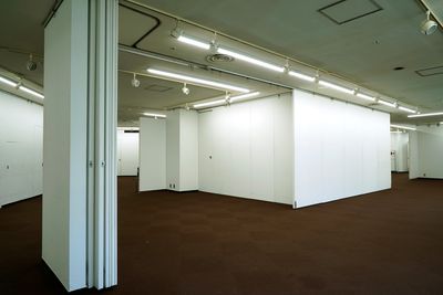 スライディングドアの配置を変えて、展示スペースや動線をアレンジしていただけます。 - ギャラリーセンタービル　銀座洋協ホール 銀座洋協ホール の室内の写真