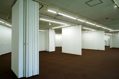 スライディングドアの配置を変えて、展示スペースや動線をアレンジしていただけます。 - ギャラリーセンタービル　銀座洋協ホール 銀座洋協ホール の室内の写真