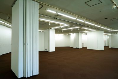 スライディングドアの配置を変えて、展示スペースや動線をアレンジしていただけます。 - ギャラリーセンタービル　銀座洋協ホール 銀座洋協ホール の室内の写真