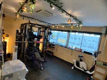 日の差し込む明るいジムです♪ - HORNET GYM 【新中野駅３分/47㎡】静かで清潔な大人向けのレンタルジムの室内の写真