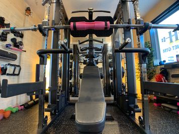 スミスマシンバー重量は5kgです - HORNET GYM 【新中野駅３分/47㎡】静かで清潔な大人向けのレンタルジムの室内の写真