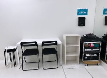 iPhone・CDで音出しが可能。

大きめのテーブルと椅子があります。 - STUDIO CULTURE 【STUDIO CULTURE】新宿徒歩圏内のレンタルスタジオの設備の写真
