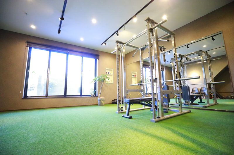 一面人工芝のパーソナルジムスペース。 - D-LITE fitness レンタルスジムの室内の写真