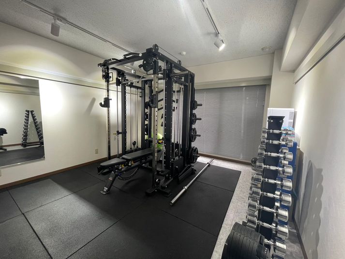 シンプルでおしゃれな内装の非日常空間なトレーニングスペース✨ - Relax gym 渋谷 Relax gym 渋谷｜プライベートジム👌の室内の写真