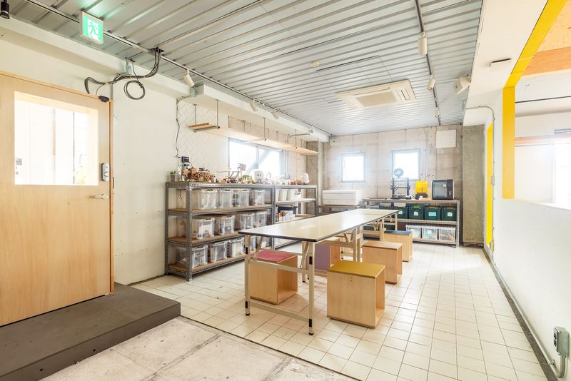 ４人掛けの工作机が３つと機材や工具があります - シモキタFABコーサク室CO-SAKU谷 機材・工具を備えたものづくりスペースの室内の写真