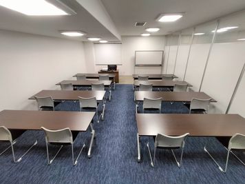 スクール形式（2名×8） - 資産運用サロン イニシエ 会議室の室内の写真