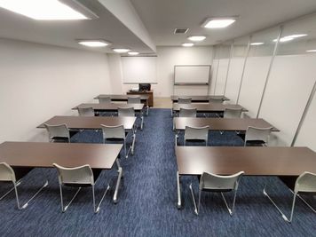 スクール形式（2名×8） - 貸会議室 INISHIE 会議室の室内の写真