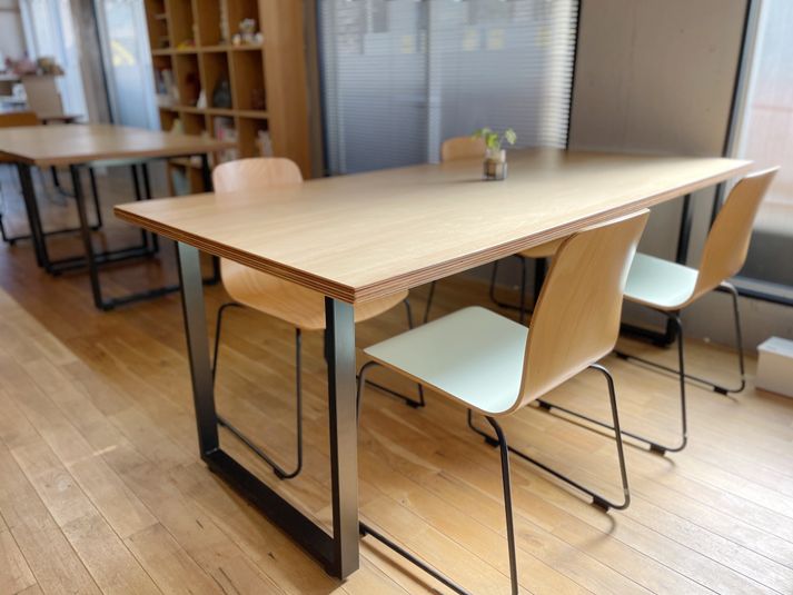 4-6人の着席が可能な大テーブル。資料も広げやすい - シモキタFABコーサク室CO-SAKU谷 ワークスペース大テーブルの室内の写真