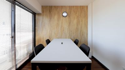 昼間は自然光が入る明るい室内 - 【都立大学駅 徒歩2分】多目的レンタルスペース｜HOLZ都立大 アクセス抜群の多目的レンタルルーム＜Holz都立大705＞の室内の写真