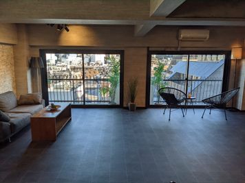 モダンなインテリアが魅力のハウススタジオ。モトキスタジオ。各種撮影にピッタリです。眺望もパノラマでベランダでの撮影も可能。 - サロンドソレイユ 