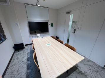 いいオフィス恵比寿 【恵比寿駅徒歩1分】6名会議室（Room2）の室内の写真