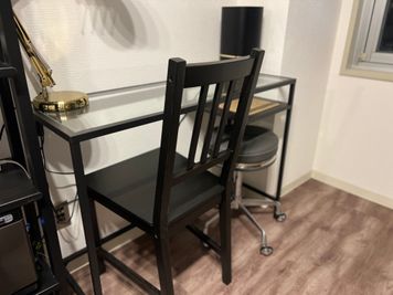 お洒落なデスクとイスとスツールです♪(横浜レンタルサロンゆたか3号店 整体、各種マッサージ、エステティック、ヒーリング、鍼灸、マツエク、セラピー、着付け） - 横浜レンタルサロンゆたか3号店の設備の写真