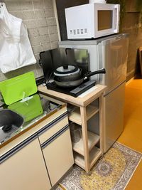 調理器具や紙皿、紙コップがあります - ニューライフ新宿 Kanvas Room 新宿三丁目店の室内の写真