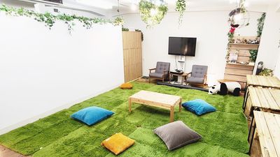 オプションで床変更(カーペット貸出)可能です。
靴を脱いでリラックスしたい、ゴロゴロしたい♪そんなときにオススメです！ - ROUGHLABO TECH扇町 【ROUGH LABO TECH扇町】イベントスペースの室内の写真