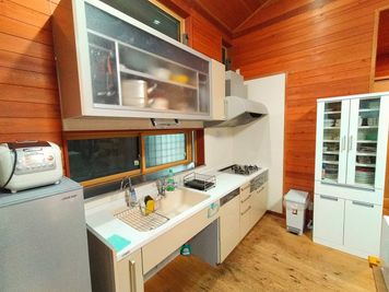 キッチン。料理に必要な用具全て揃ってます。家電も使い放題。 - 木の家ゲストハウスフリースペース キッチン付き広々レンタルスペースの室内の写真