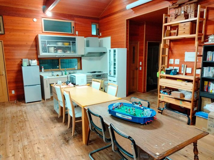8人掛けの机とキッチン（イスの追加可能） - 木の家ゲストハウスフリースペース キッチン付き広々レンタルスペースの室内の写真