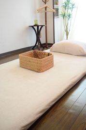 お部屋の一番奥にお布団が置いてあります。タオルなどはありません。ご持参くださいませ。 - Takanakkoレンタルサロン Takanakkoレンタルサロン池袋店の設備の写真