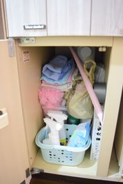 キッチンの下にお掃除用の備品が入っています - Takanakkoレンタルサロン Takanakkoレンタルサロン池袋店の設備の写真