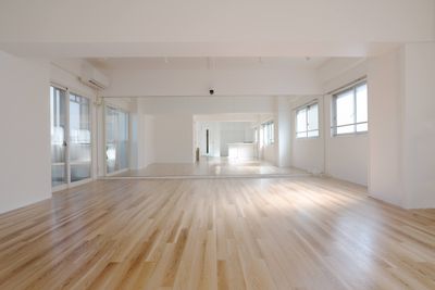 ダンスの場合4~5名が横並びで踊れます - スタジオテナ ダンス・ヨガ・撮影にピッタリのレンタルスタジオの室内の写真