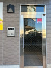 １F扉を開け２階にそのまま入れます。 - STUDIO SODA レンタルスタジオの入口の写真