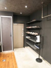 靴棚があり玄関も広々使えるのでベビーカーなども置いてお使いいただけます！ - フリースペースヨコハマ 多目的レンタルスペースの室内の写真