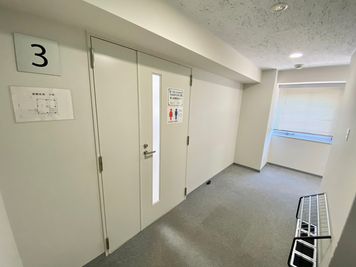【トイレは同フロア内・エレベーターを出て右にございます】 - 【閉店】TIME SHARING 渋谷南平台町 【閉店】3Aの室内の写真