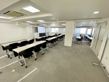 【会議室の後方・左側は広く空いているため、受付スペースや荷物置き場に活用できます】 - 【閉店】TIME SHARING 渋谷南平台町 【閉店】4Aの室内の写真