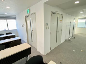 【会議室は2つのドアで出入りが出来るため、入退場がスムーズに行えます】 - 【閉店】TIME SHARING 渋谷南平台町 【閉店】4Aの室内の写真