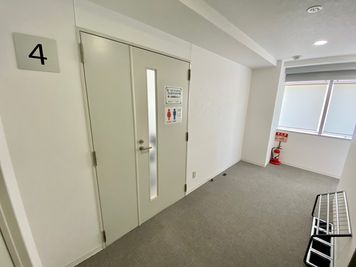 【トイレは同フロア内・エレベーターを出て右にございます】 - 【閉店】TIME SHARING 渋谷南平台町 【閉店】4Aの入口の写真
