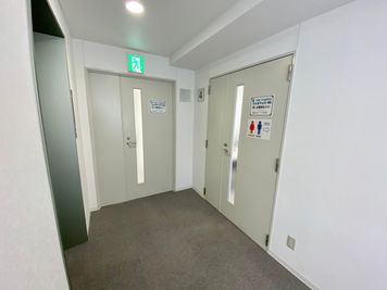 【エレベーターで4階に上がると、すぐ目の前が会議室です】 - 【閉店】TIME SHARING 渋谷南平台町 【閉店】4Aの入口の写真
