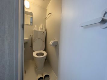 新品のトイレ！とても清潔です！(横浜レンタルサロンゆたか3号店 整体、各種マッサージ、エステティック、ヒーリング、鍼灸、マツエク、セラピー、着付け） - 横浜レンタルサロンゆたか3号店 レンタルサロンゆたか3号店の設備の写真