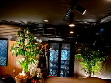 店内（昼間）２ - レンタルスペース「A」 (六本木)カラオケ完備のオシャレBar(バー)レンタルスペース✨の室内の写真