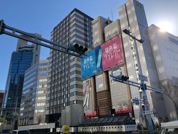 JR北新地駅出口11-43から上がると目の前にビルがございます。 - ヒーリングガーデンリラ梅田店 リラクゼーションルームの外観の写真