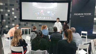 プロジェクターを使用した講演会 - HADO ARENA お台場店 プレミアムルームの室内の写真