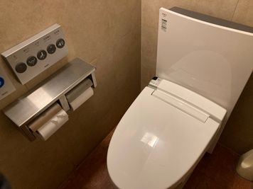 【ビル共用部】１Fと２Fには男女別の共用トイレ（温水便座）もあり、利用できます。 - レンタルスペースこもれび＠新大阪 レンタルサロンこもれび🌸レンタル会議室🌸の室内の写真