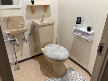 【お部屋内トイレ】広めの洋式トイレです。 - レンタルスペースこもれび＠新大阪 レンタルサロンこもれび🌸レンタル会議室🌸の室内の写真