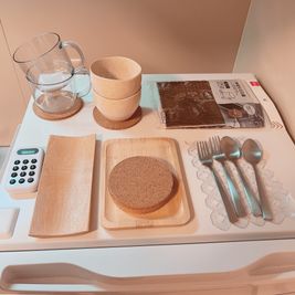 (無料レンタル)
食器類・コースター・トレイ・タイマー・冷蔵庫・ケトル - レンタルサロンmokuの設備の写真