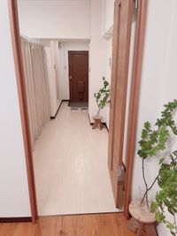 シンプルな廊下♪キッチンはカーテンで隠せます◎ - レンタルサロンmokuの入口の写真