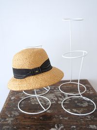 帽子スタンド(ワイヤータイプ)はオプションでお貸出ししています - メゾンドシャポー ギャラリーの室内の写真