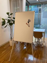 ホワイトボード（60㎝×90㎝）
高さは約100㎝～160㎝まで調整可 - BPstudio 撮影スタジオ・貸しスペースの室内の写真