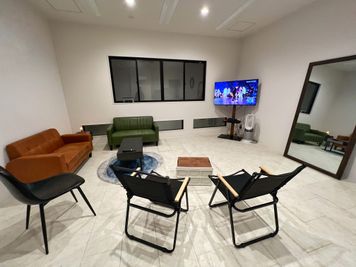 二階の部屋、鏡、ソファ、テレビ - STUDIO L'EAUスタジオ ロー ダンススタジオ　パーティースペースの室内の写真