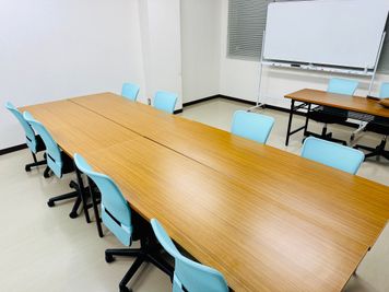 ８名様会議用レイアウト例 - 熊本水道町ミーティングスペース 貸し会議室・レンタルスペース（セミナー・商談・リモート・面接）の室内の写真